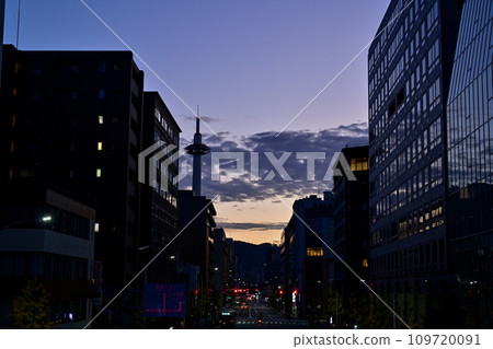 城市的早晨,神奇的時刻,京都塔和建築物的美麗陰影 城市的早晨,神奇的時刻,京都塔和建築物的美麗陰影 109720091