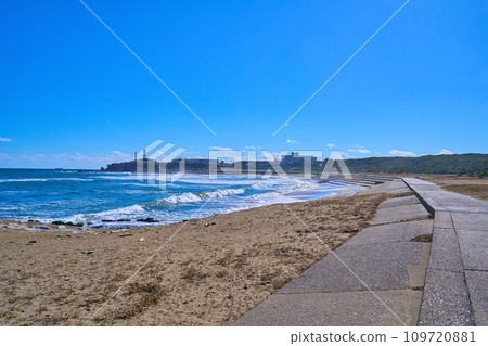 從千葉縣銫子市君濱海灘眺望犬吠崎燈塔 從千葉縣銫子市君濱海灘眺望犬吠崎燈塔 109720881