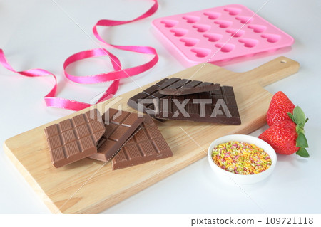 切板上的巧克力棒的情人節圖片 切板上的巧克力棒的情人節圖片 109721118