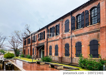 石川紅磚美術館,斜側視圖,石川縣金澤市,雨中 石川紅磚美術館,斜側視圖,石川縣金澤市,雨中 109721481