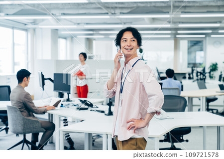 Young engineer making a phone call in the office 109721578