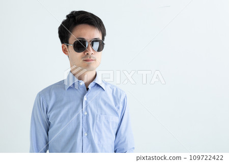 戴墨鏡的男人 戴墨鏡的男人 109722422