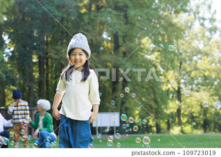 在公園裡玩的家庭 109723019