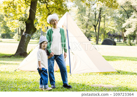 奶奶和孫子一起玩 109723364