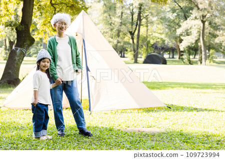 奶奶和孫子一起玩 109723994