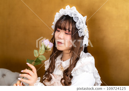 坐在椅子上的古典蘿莉塔女人 109724125