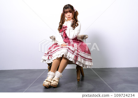 坐在椅子上的古典蘿莉塔女人 坐在椅子上的古典蘿莉塔女人 109724234