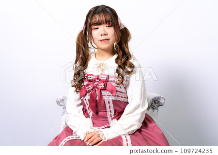 坐在椅子上的古典蘿莉塔女人 坐在椅子上的古典蘿莉塔女人 109724235