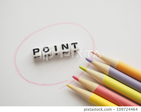 點文本和彩色鉛筆白色背景複製空間 109724464