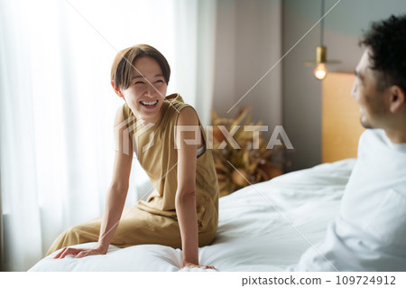 Simple modern bedroom _ couple Simple modern bedroom _ couple 109724912