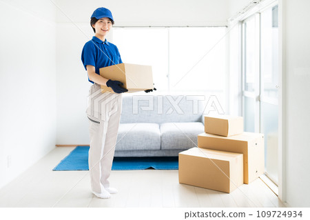 20s female mover 109724934