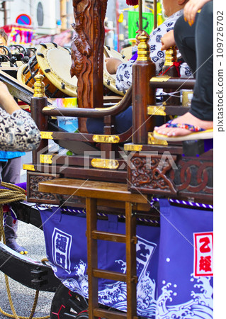 高崎市高崎節 人們乘坐花車敲鑼打鼓 109726702