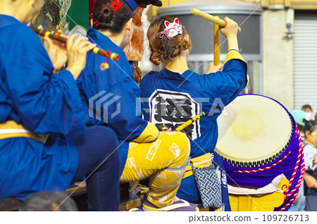 Takasaki City Takasaki Festival People riding on floats and beating drums 109726713