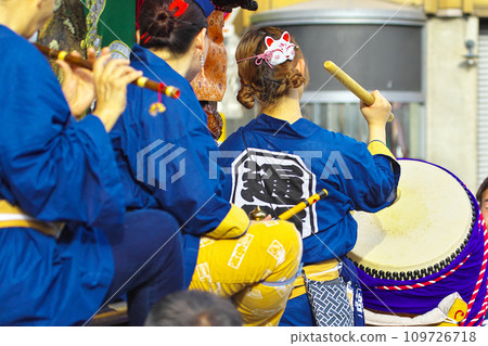 高崎市高崎節 人們乘坐花車敲鑼打鼓 109726718