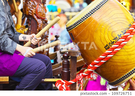 Takasaki City Takasaki Festival People riding on floats and beating drums 109726751