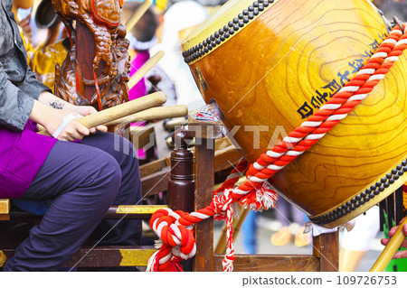 Takasaki City Takasaki Festival People riding on floats and beating drums 109726753