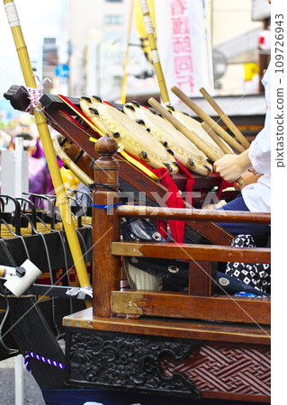 Takasaki City Takasaki Festival People riding on floats and beating drums 109726943