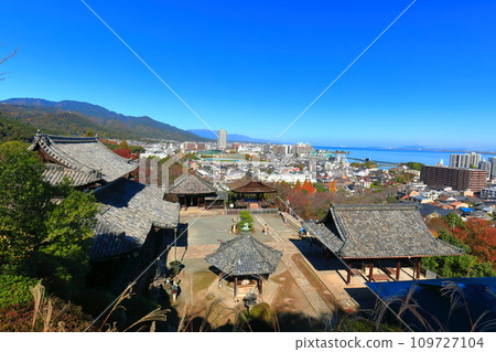 [滋賀縣]晴天時的三井寺（溫城寺）和琵琶湖 109727104