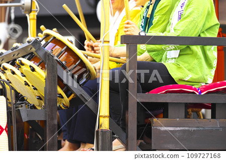 Takasaki City Takasaki Festival People riding on floats and beating drums Takasaki City Takasaki Festival People riding on floats and beating drums 109727168