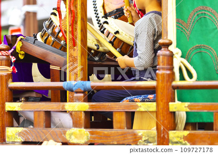 Takasaki City Takasaki Festival People riding on floats and beating drums 109727178