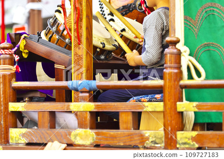 Takasaki City Takasaki Festival People riding on floats and beating drums Takasaki City Takasaki Festival People riding on floats and beating drums 109727183