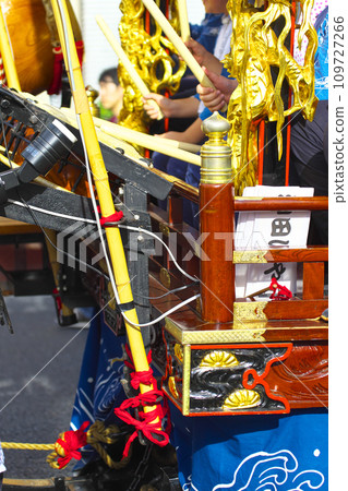 高崎市高崎節 人們乘坐花車敲鑼打鼓 高崎市高崎節 人們乘坐花車敲鑼打鼓 109727266