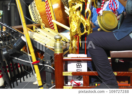 高崎市高崎節 人們乘坐花車敲鑼打鼓 109727288