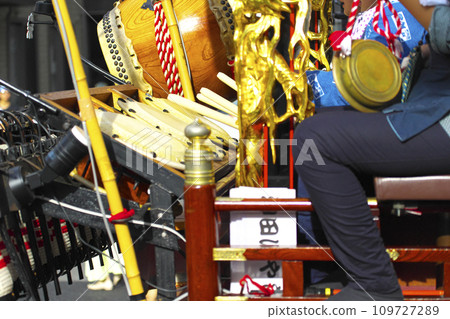 高崎市高崎節 人們乘坐花車敲鑼打鼓 高崎市高崎節 人們乘坐花車敲鑼打鼓 109727289