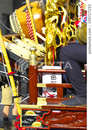 高崎市高崎節 人們乘坐花車敲鑼打鼓 高崎市高崎節 人們乘坐花車敲鑼打鼓 109727293