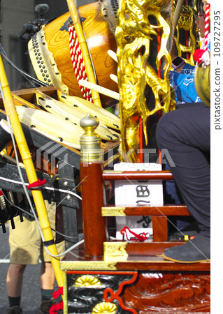高崎市高崎節 人們乘坐花車敲鑼打鼓 109727295