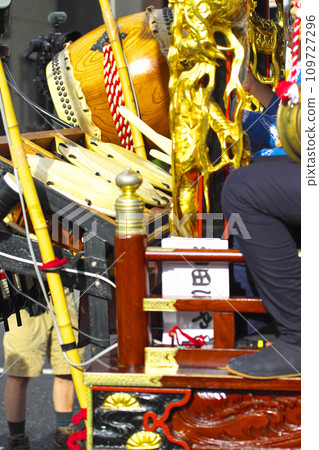 高崎市高崎節 人們乘坐花車敲鑼打鼓 109727296