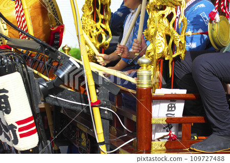 高崎市高崎節 人們乘坐花車敲鑼打鼓 109727488