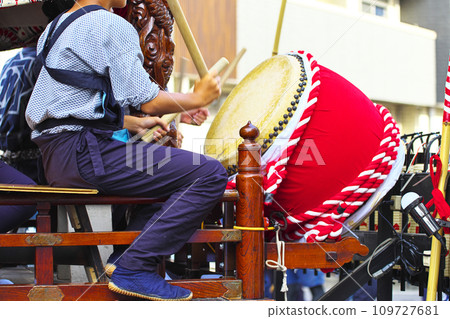Takasaki City Takasaki Festival People riding on floats and beating drums 109727681