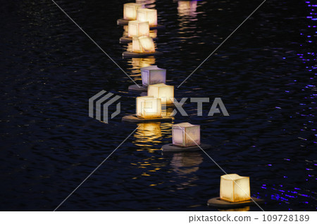 夜晚在水面上漂浮的水燈 夜晚在水面上漂浮的水燈 109728189