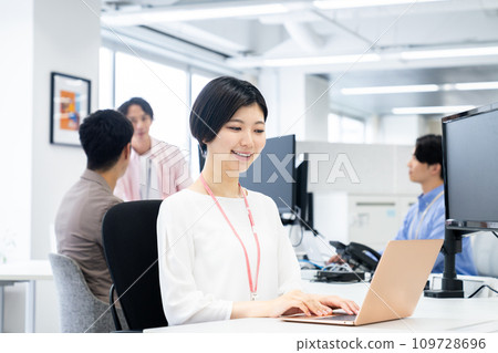 在辦公室工作的年輕女子 在辦公室工作的年輕女子 109728696