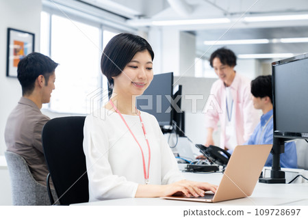 在辦公室工作的年輕女子 109728697