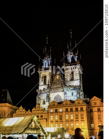 Prague night view of illuminated Old Town Square 109728810