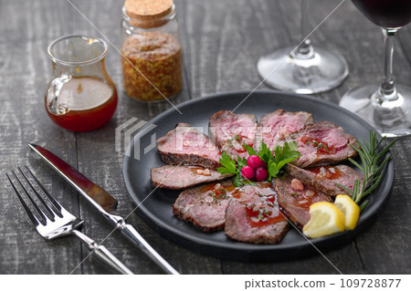 Domestic Japanese Black Beef Roast Beef 109728877