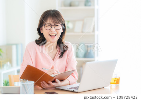 Middle-aged woman teleworking in the living room 109729422
