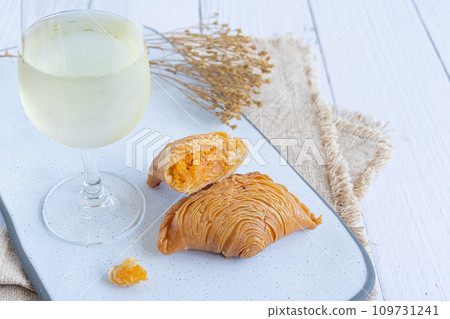 Tortas de Guimaraes with wine 109731241