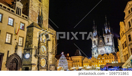 天文鐘和夜間照明的聖誕樹 109731861