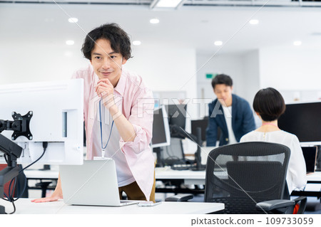 Young engineer working in the office 109733059