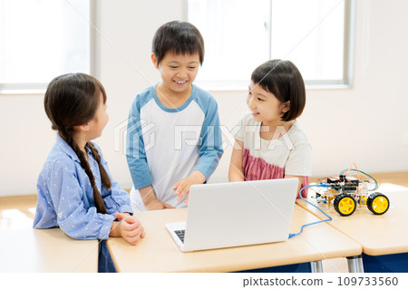 Children participating in a programming class workshop Photography cooperation: Chuo Institute of Technology Japanese Language School 109733560