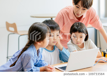 Children participating in a programming class workshop Photography cooperation: Chuo Institute of Technology Japanese Language School Children participating in a programming class workshop Photography cooperation: Chuo Institute of Technology Japanese Language School 109733564