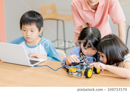 Children participating in a programming class workshop Photography cooperation: Chuo Institute of Technology Japanese Language School Children participating in a programming class workshop Photography cooperation: Chuo Institute of Technology Japanese Language School 109733579