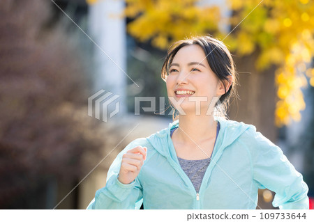 Young woman looking up while running, close-up 109733644