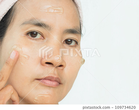 Gel Face Aloe Vera Skin, Woman Apply Cream Moisture Body Hand, Mask Care Injury Illness Hygiene Facial Serum Medicine Spa in Home, Young Grirl Portrait Beauty Asian, Card Costmetic Treatment Lotion. 109734620