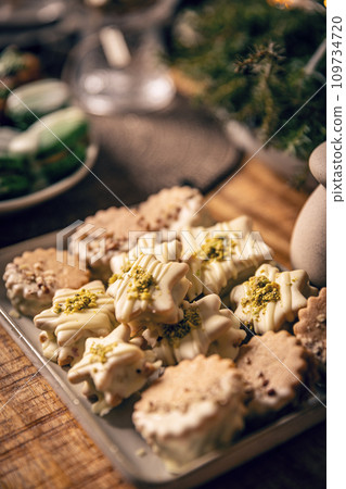 Glazed linzer Christmas cookies 109734720