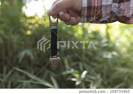 手拿著熊鈴 手拿著熊鈴 109735465