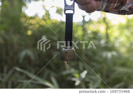 手拿著熊鈴 109735466